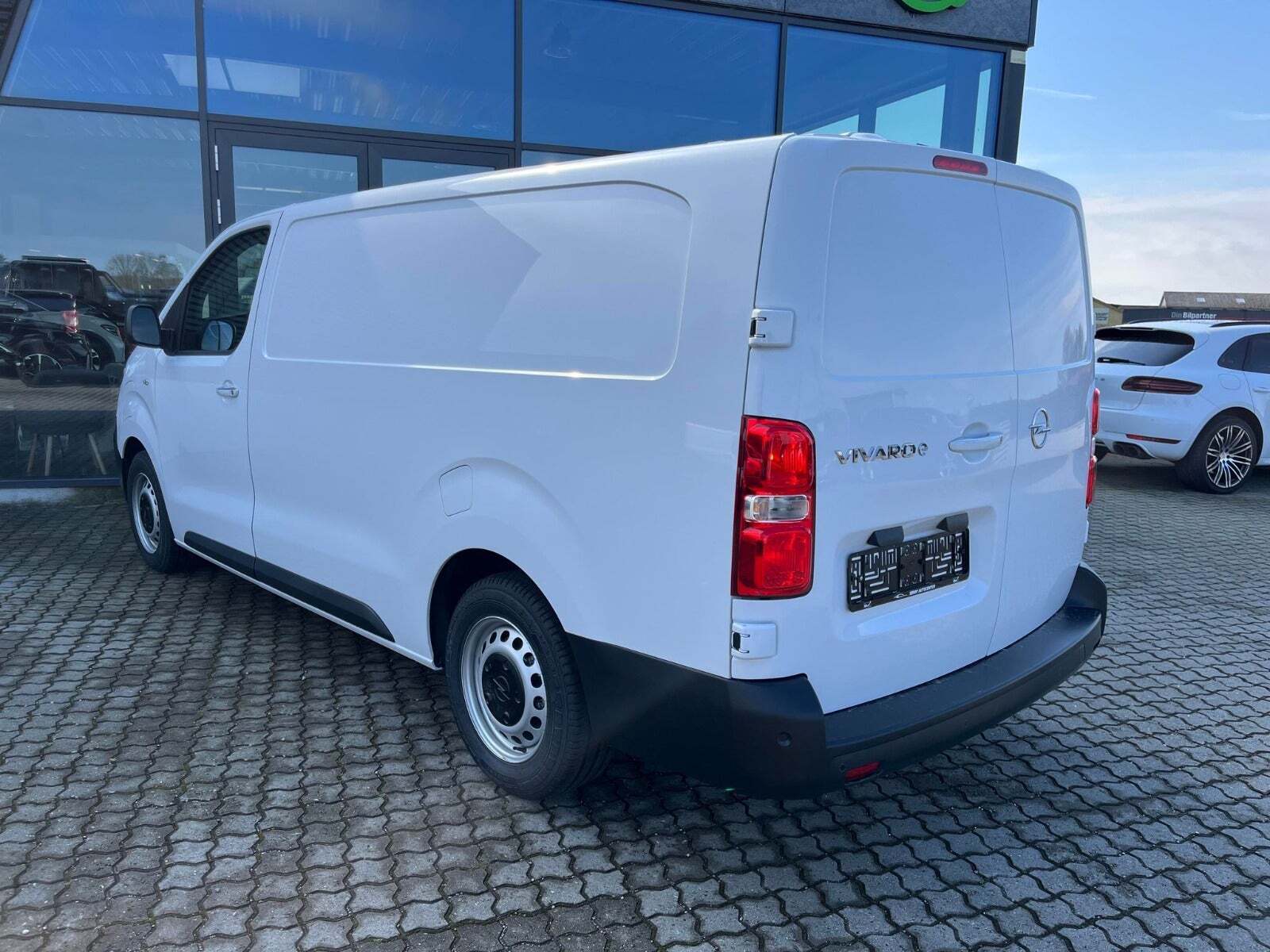 Hvid Opel Vivaro-e fra 2024 set udefra