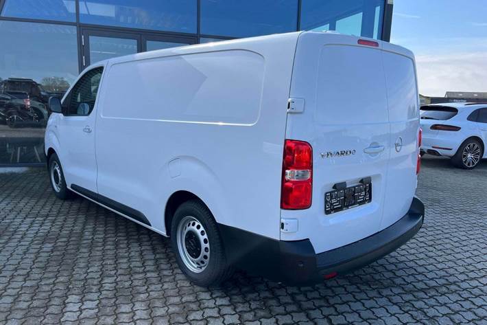 Hvid Opel Vivaro-e fra 2024 set udefra