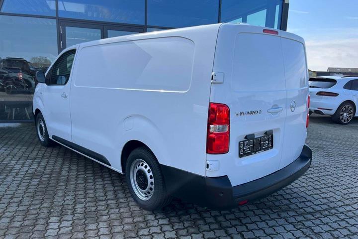 Hvid Opel Vivaro-e fra 2024 set udefra