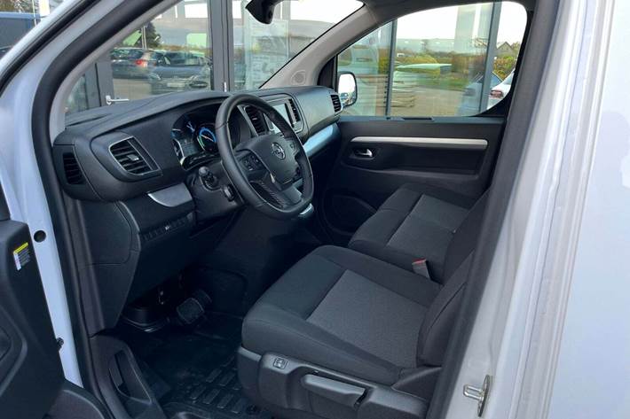Hvid Opel Vivaro-e fra 2024 set indefra