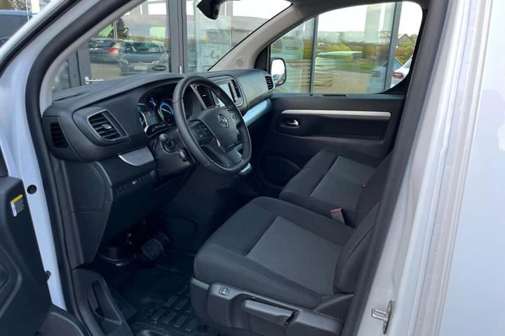 Hvid Opel Vivaro-e fra 2024 set indefra