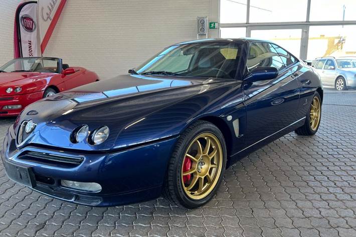 Blå Alfa Romeo GTV fra 1999 set udefra