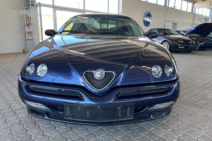 Blå Alfa Romeo GTV fra 1999 set udefra