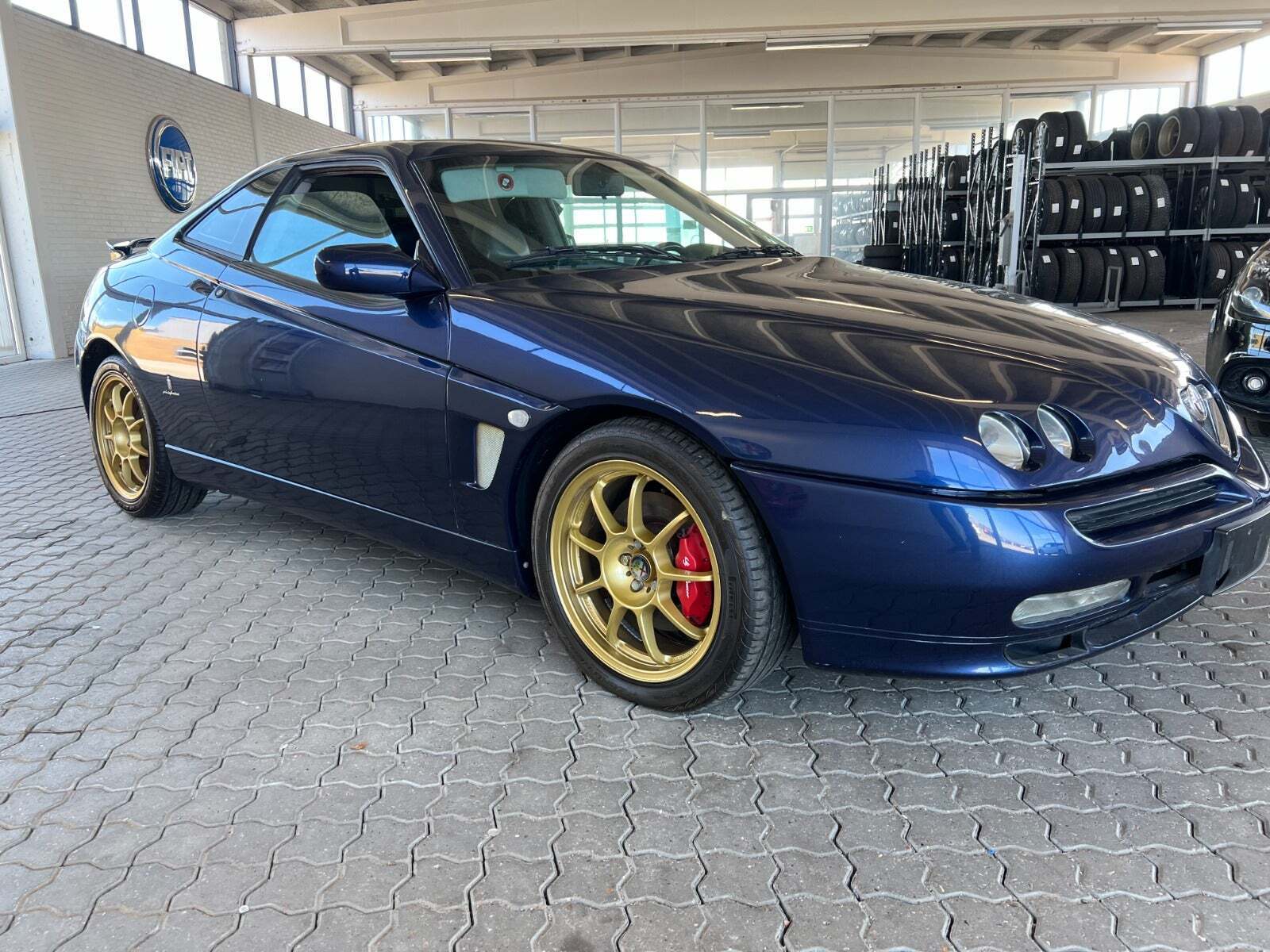 Blå Alfa Romeo GTV fra 1999 set udefra