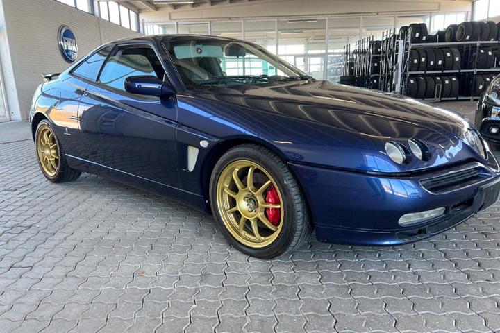 Blå Alfa Romeo GTV fra 1999 set udefra