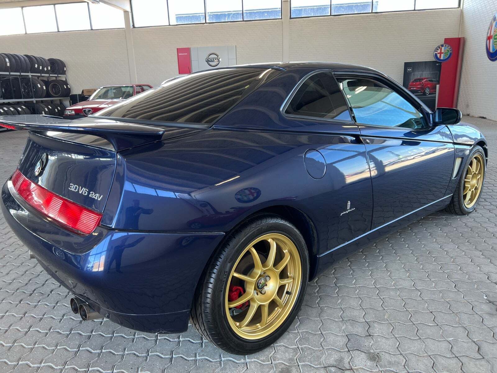 Blå Alfa Romeo GTV fra 1999 set udefra
