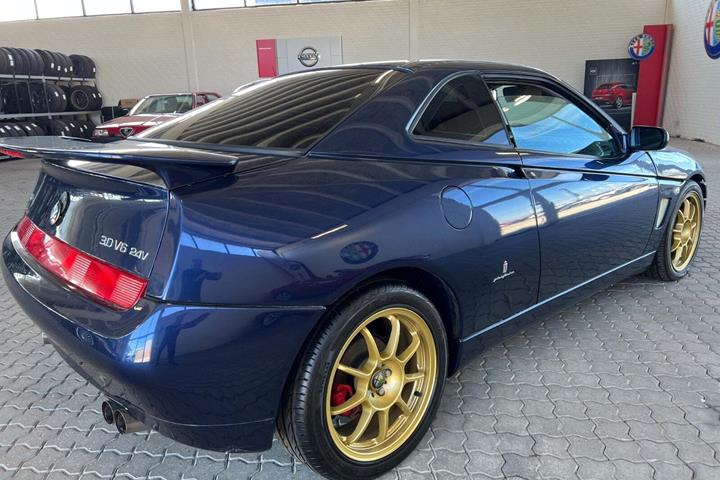 Blå Alfa Romeo GTV fra 1999 set udefra