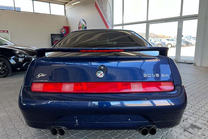 Blå Alfa Romeo GTV fra 1999 set udefra