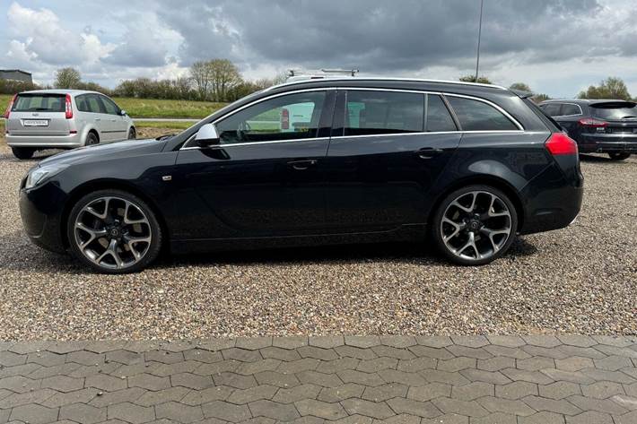 Sort Opel Insignia fra 2011