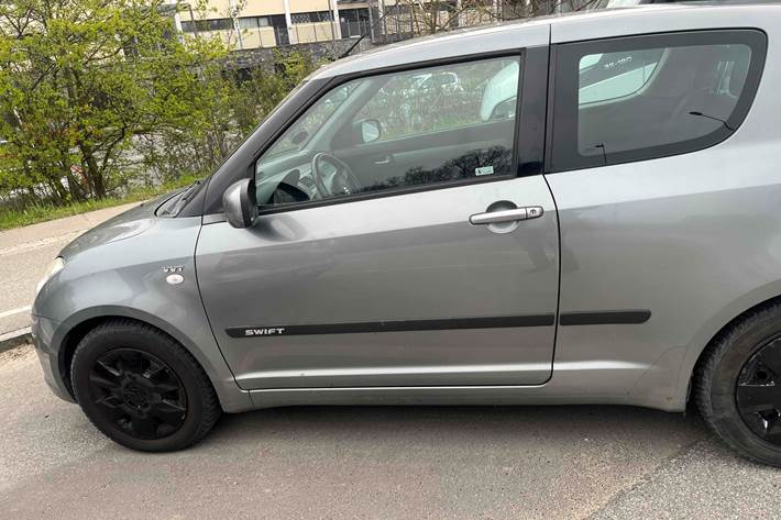 Grå Suzuki Swift fra 2005