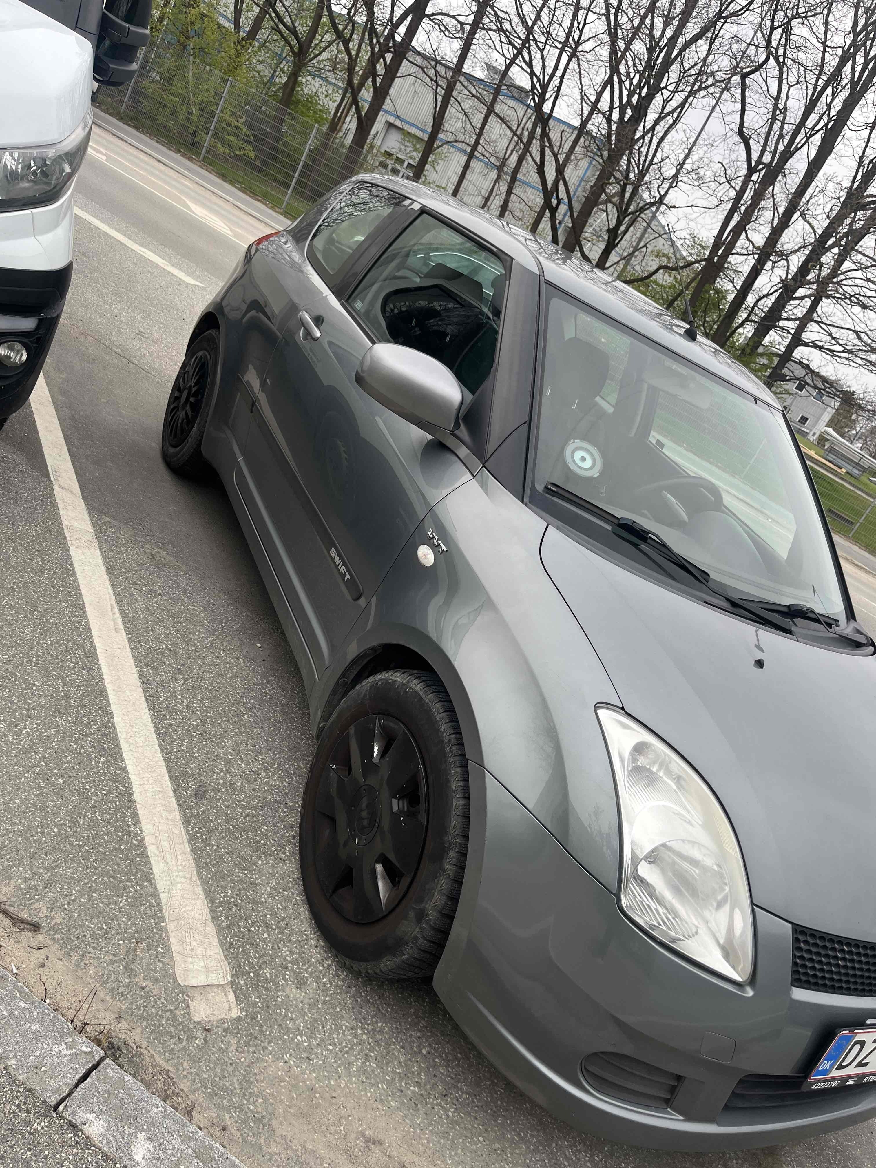 Grå Suzuki Swift fra 2005