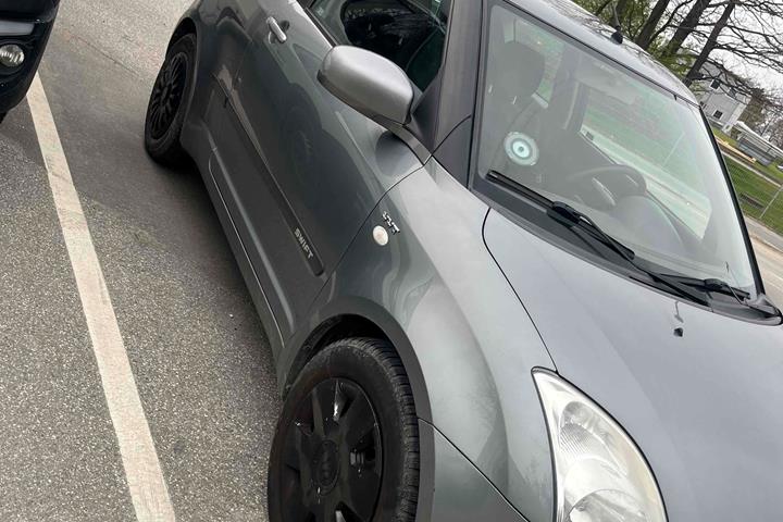 Grå Suzuki Swift fra 2005