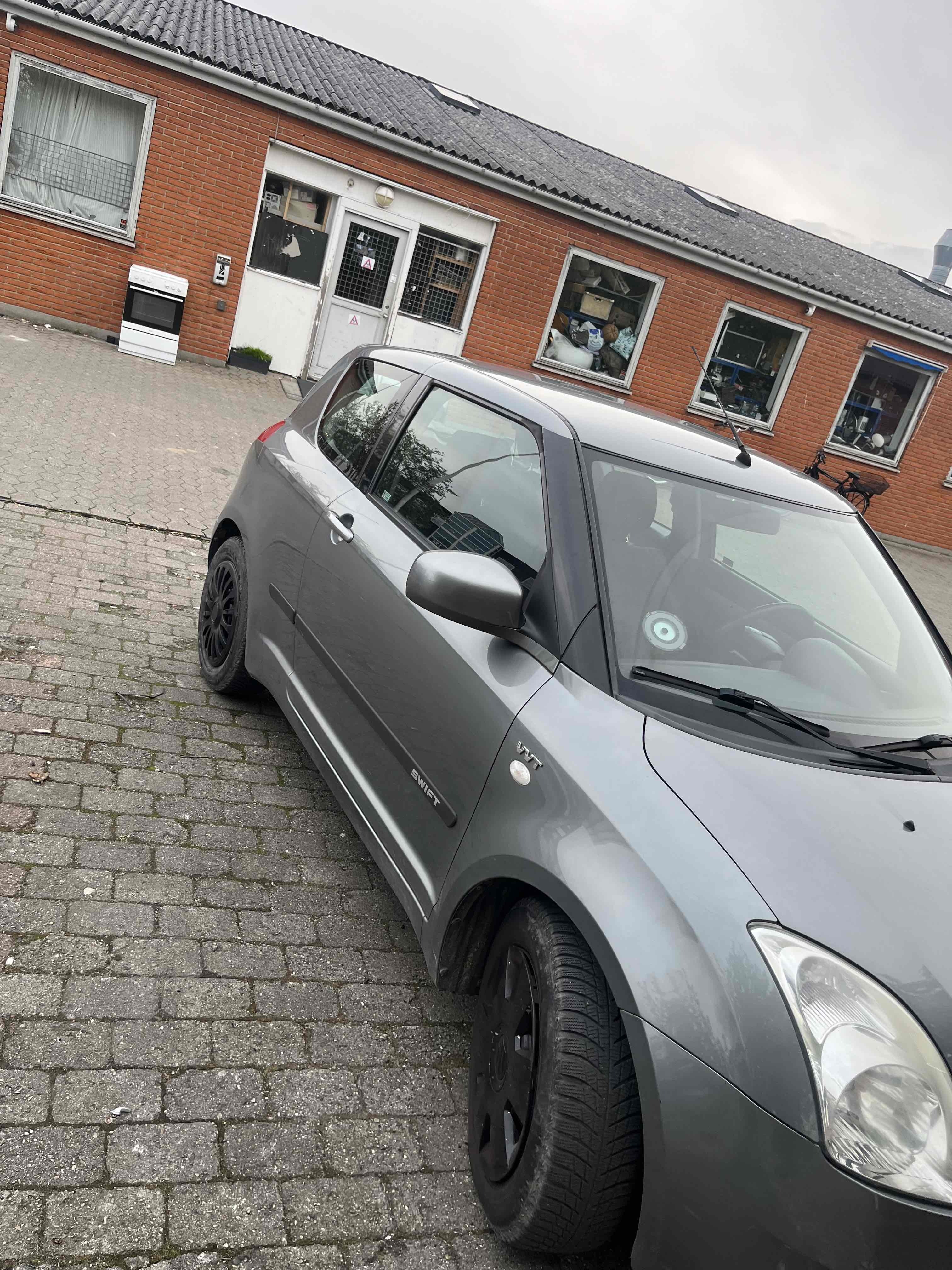 Grå Suzuki Swift fra 2005