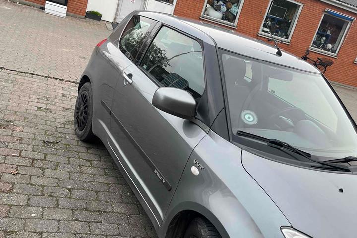 Grå Suzuki Swift fra 2005