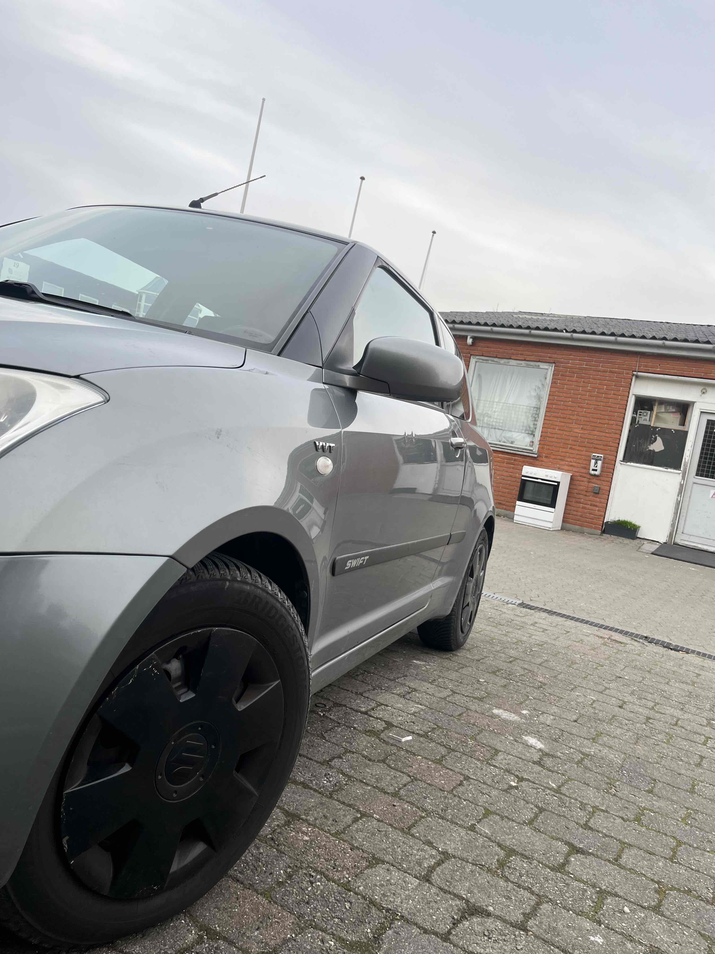 Grå Suzuki Swift fra 2005