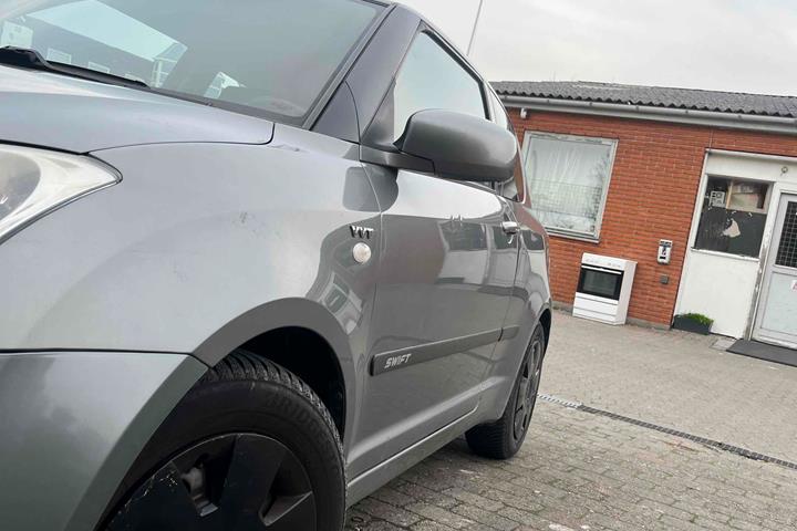 Grå Suzuki Swift fra 2005