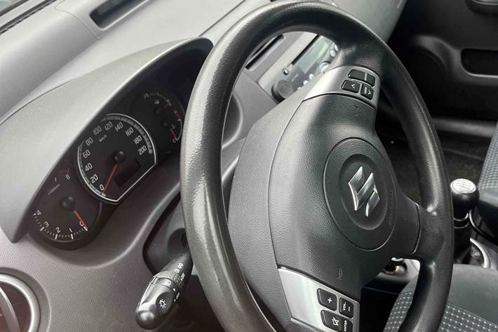 Grå Suzuki Swift fra 2005