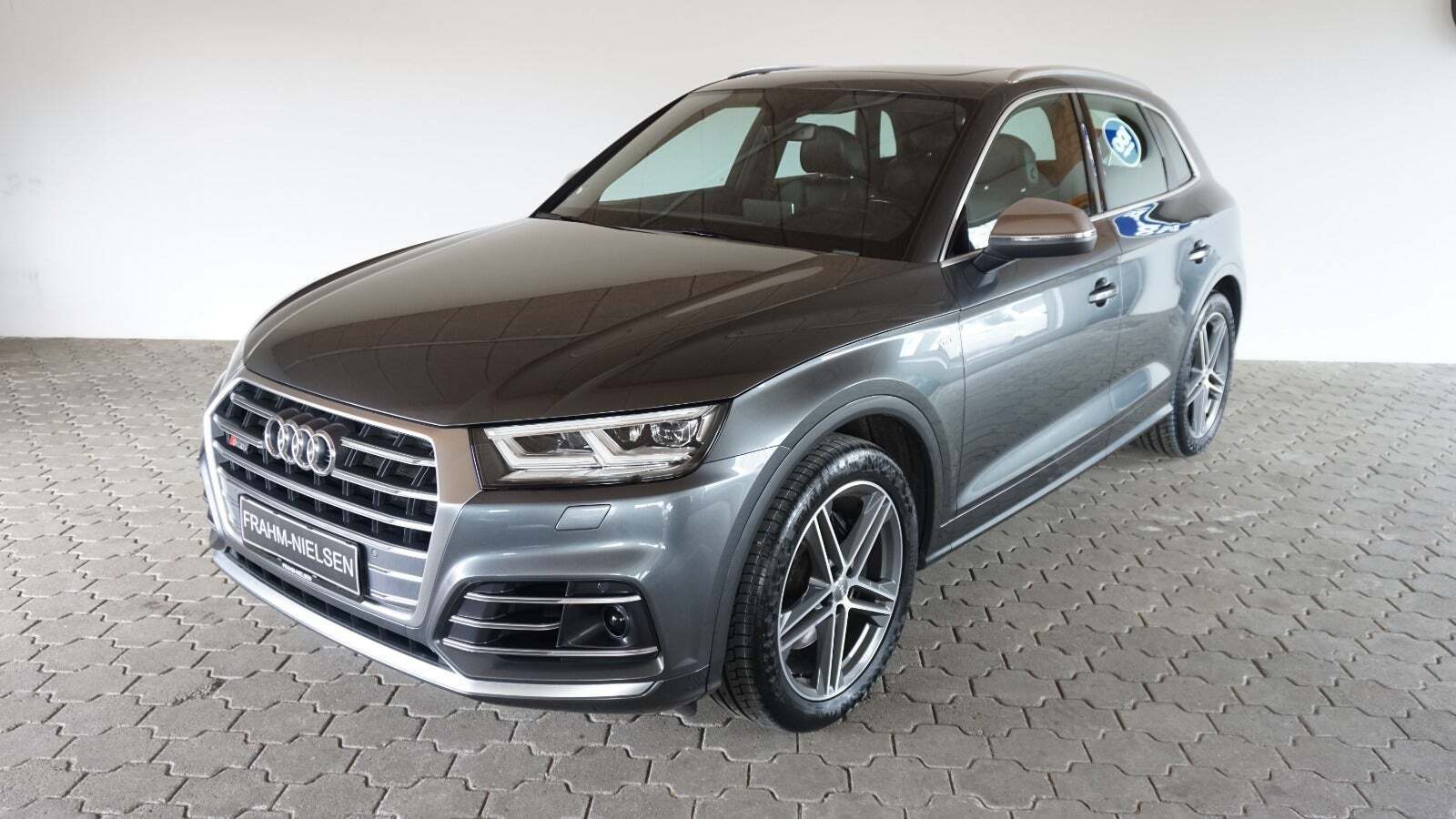 Grå Audi SQ5 fra 2018 set udefra