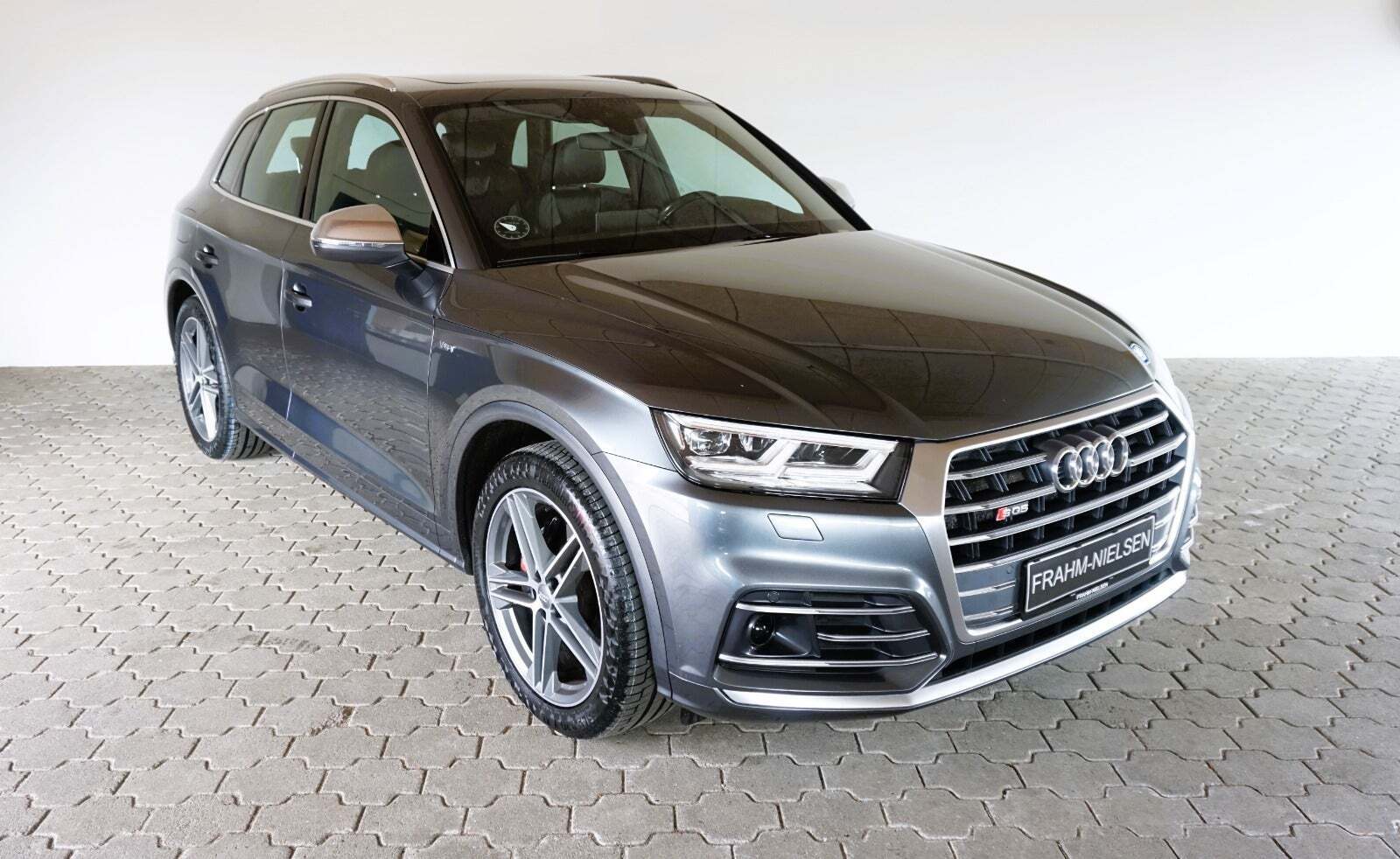 Grå Audi SQ5 fra 2018