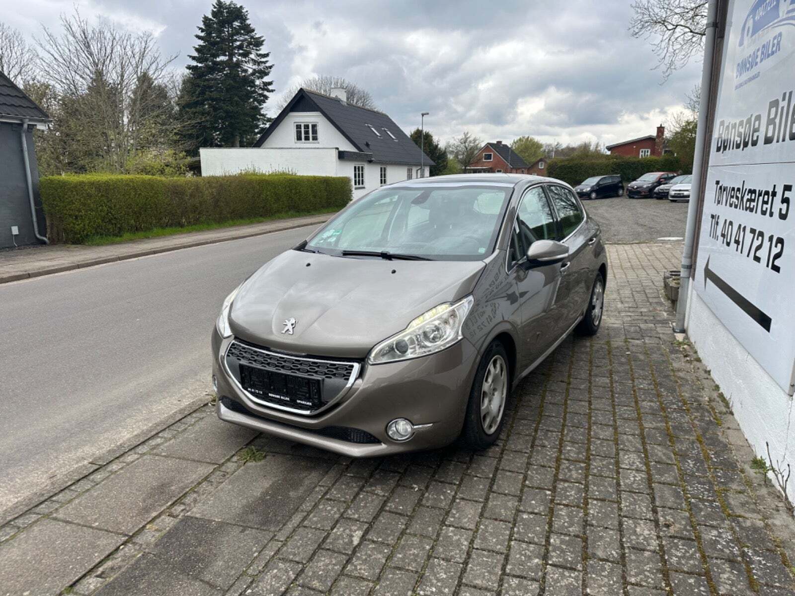 Brun Peugeot 208 fra 2012