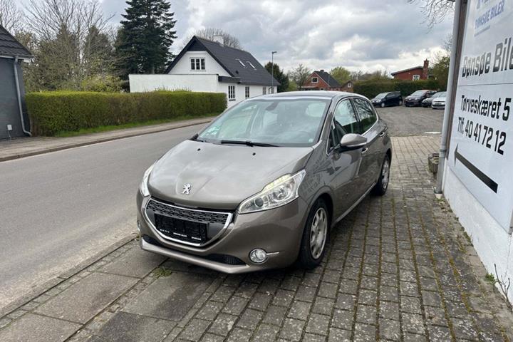 Brun Peugeot 208 fra 2012