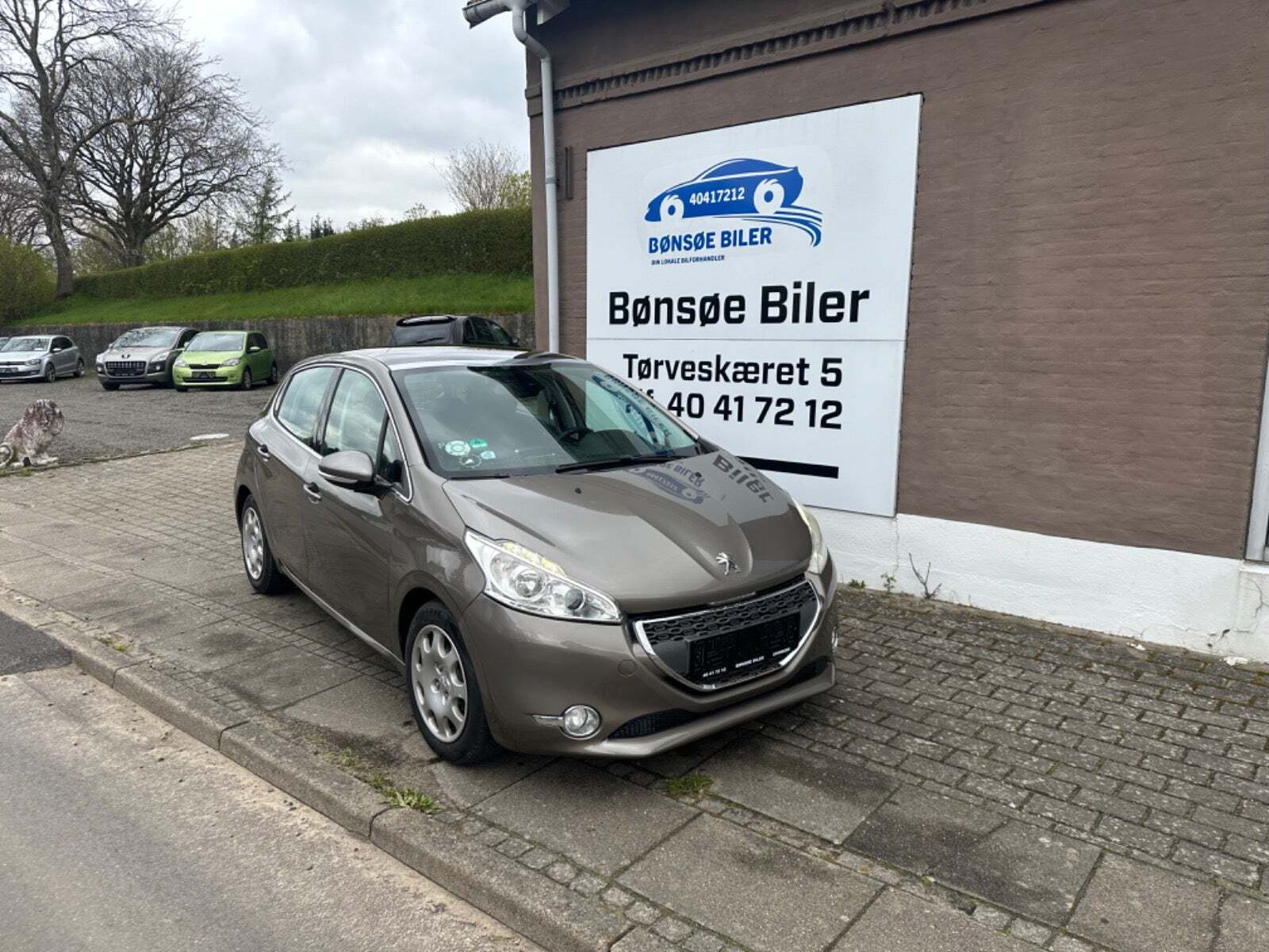 Brun Peugeot 208 fra 2012