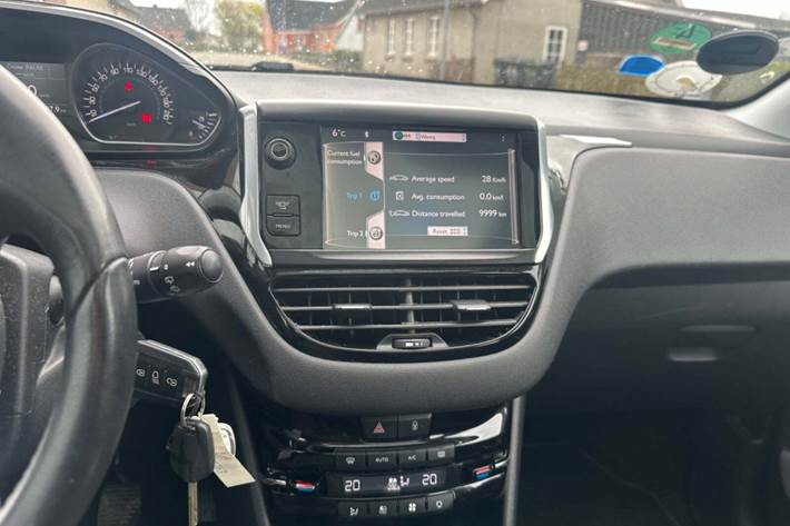 Brun Peugeot 208 fra 2012