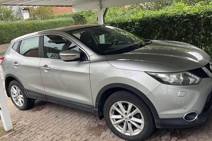 Sølv Nissan Qashqai fra 2015