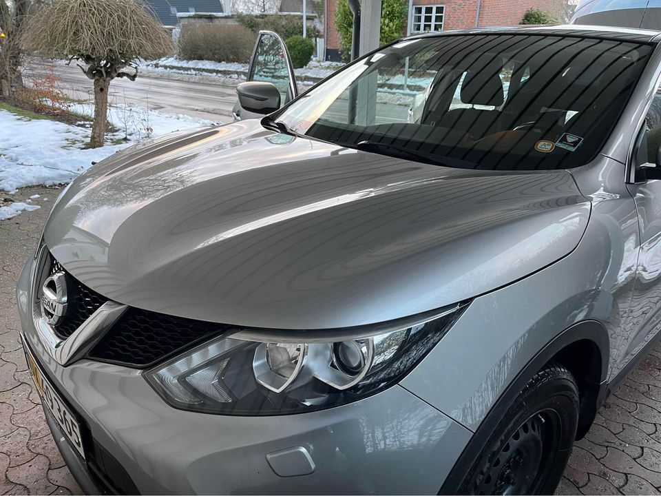 Sølv Nissan Qashqai fra 2015
