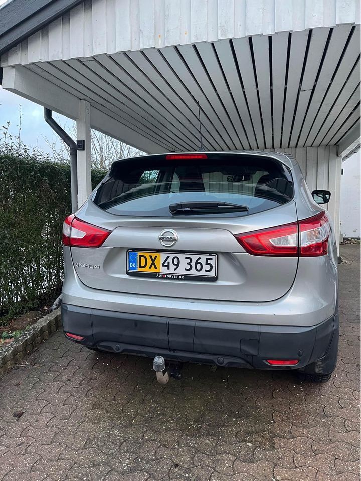 Sølv Nissan Qashqai fra 2015