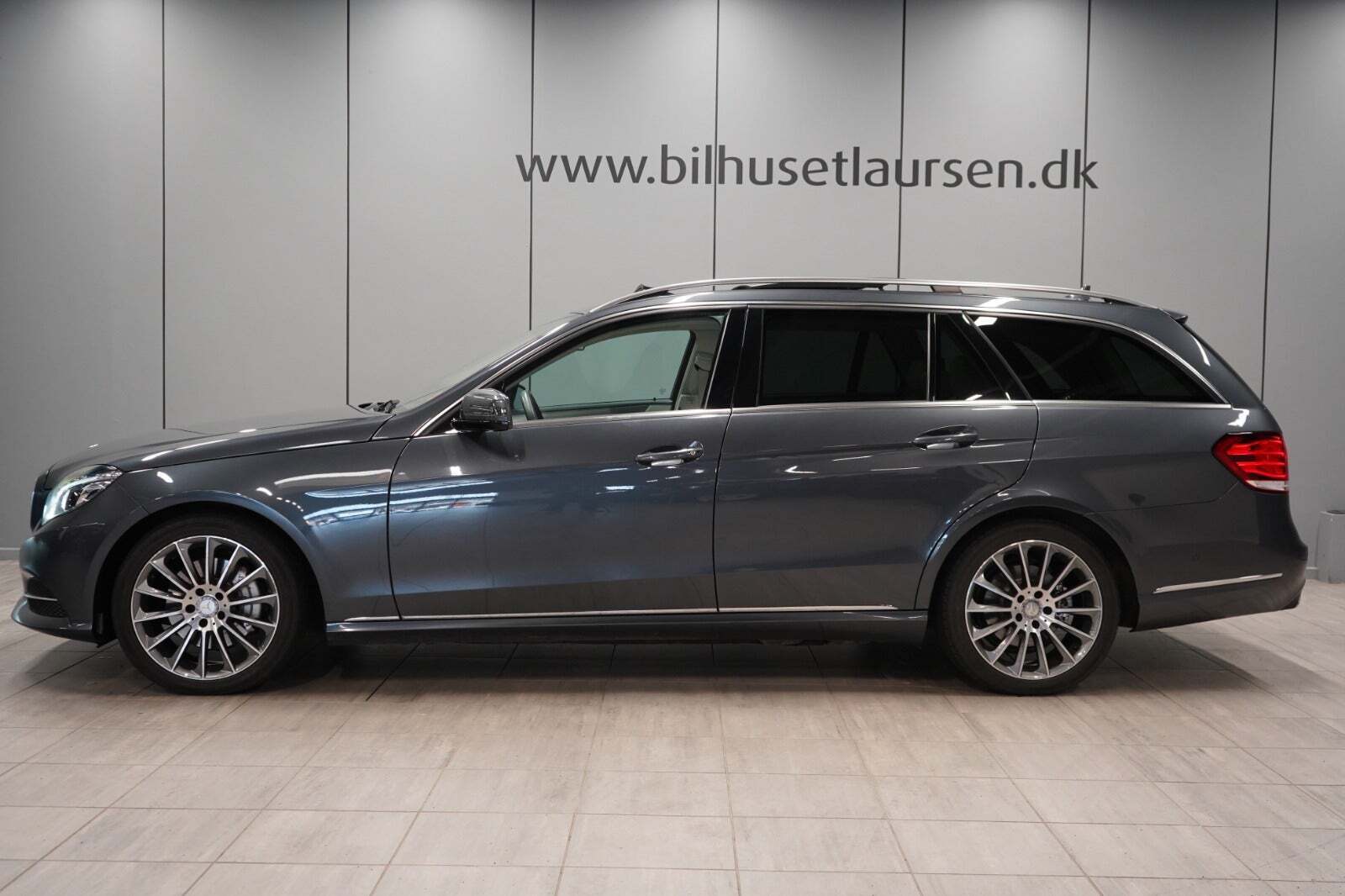 Grå Mercedes E350 fra 2014 set udefra