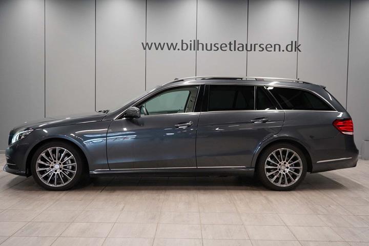 Grå Mercedes E350 fra 2014 set udefra