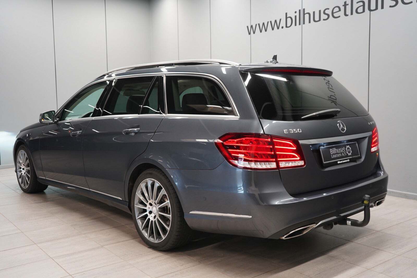 Grå Mercedes E350 fra 2014 set udefra