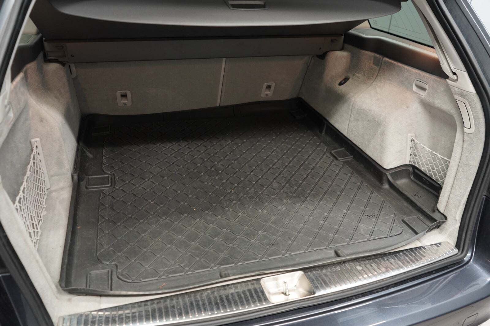 Grå Mercedes E350 fra 2014 set indefra
