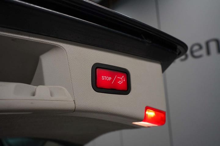 Grå Mercedes E350 fra 2014 set udefra