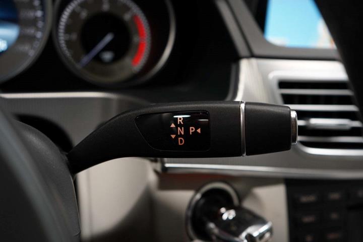Grå Mercedes E350 fra 2014 set indefra