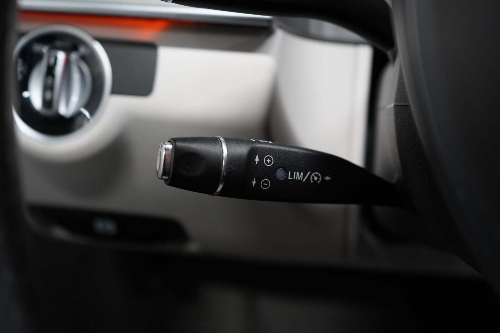 Grå Mercedes E350 fra 2014 set indefra