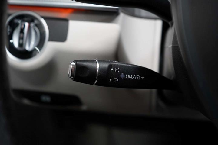 Grå Mercedes E350 fra 2014 set indefra