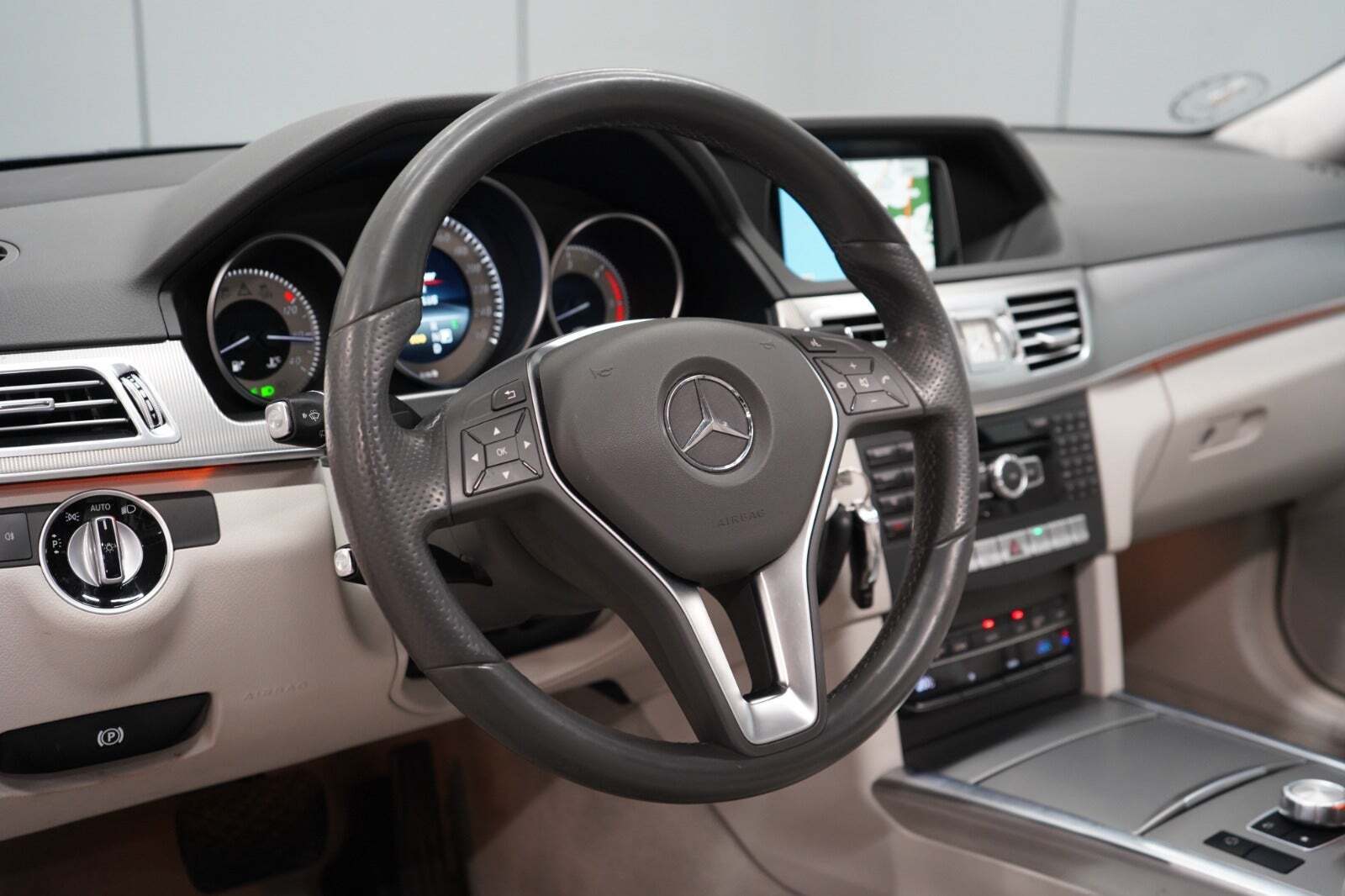Grå Mercedes E350 fra 2014 set indefra