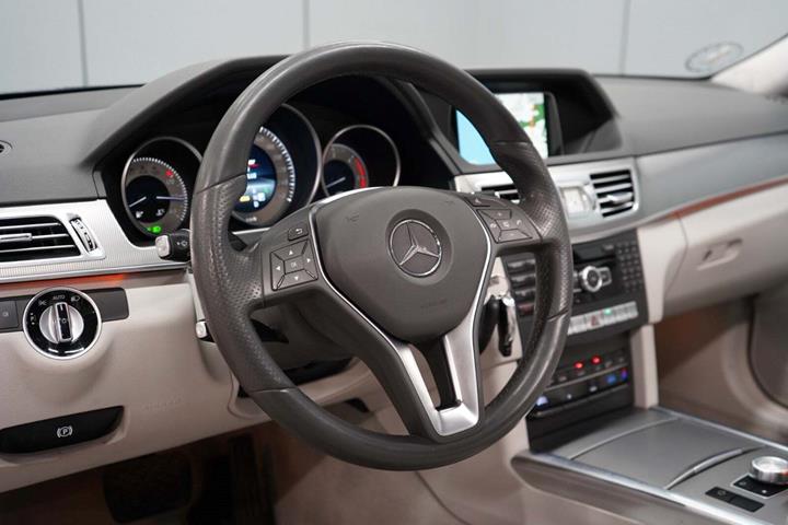 Grå Mercedes E350 fra 2014 set indefra