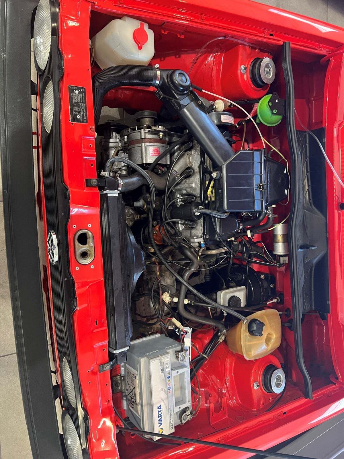 Rød VW Golf I fra 1983 set udefra