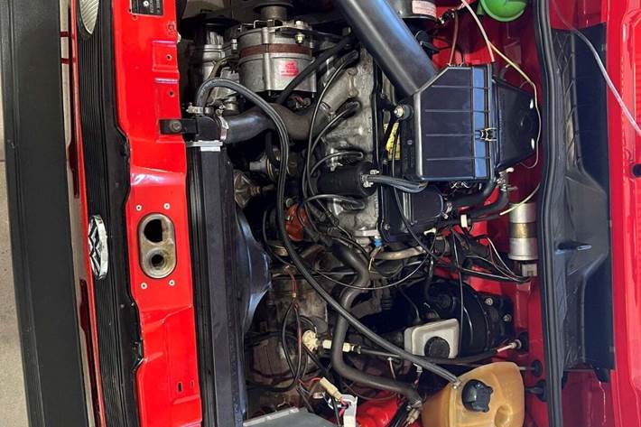 Rød VW Golf I fra 1983 set udefra