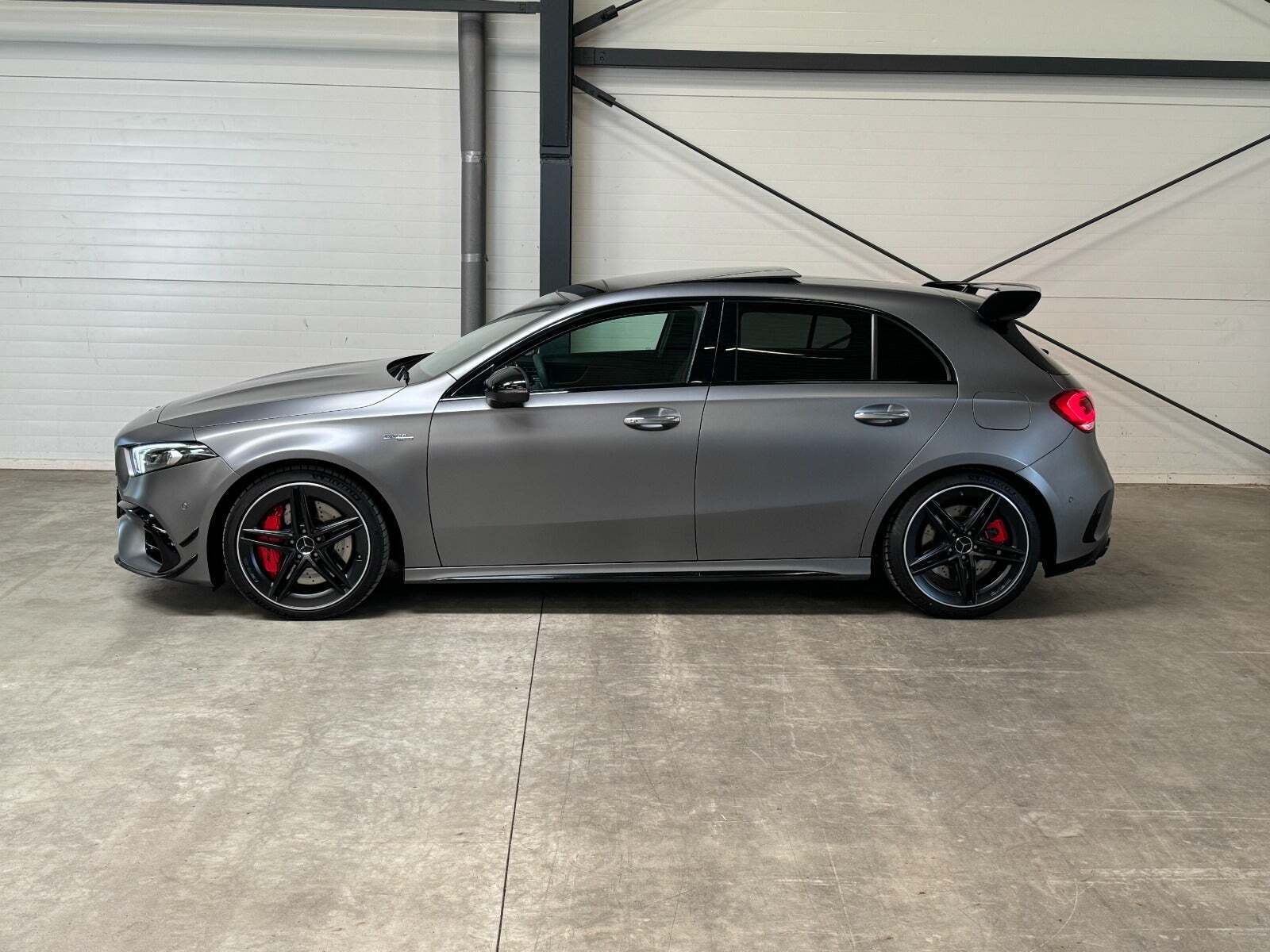 Grå Mercedes A45 fra 2020