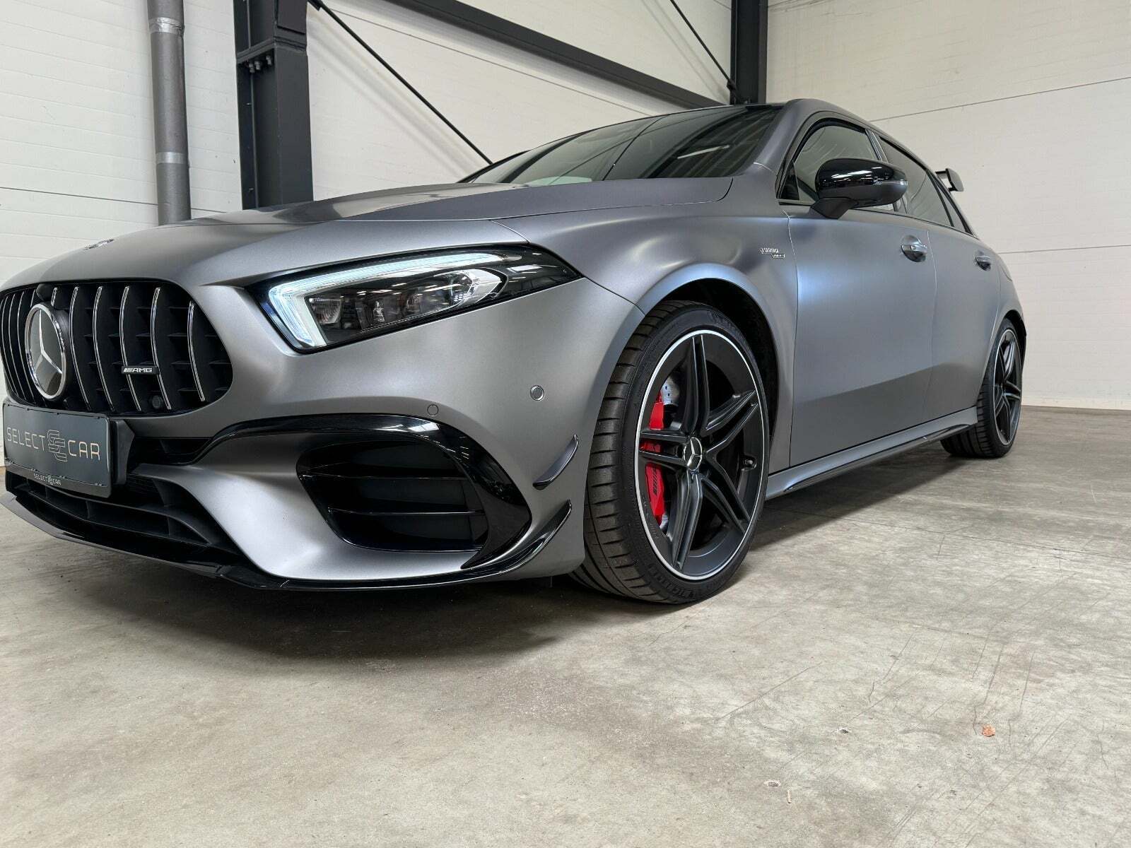 Grå Mercedes A45 fra 2020