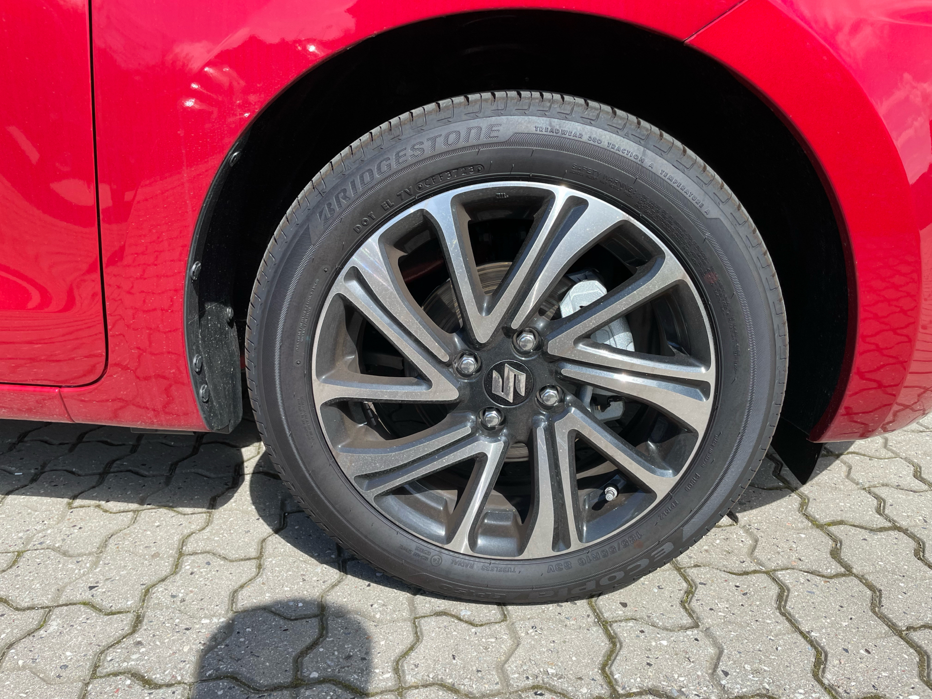 Rød Suzuki Swift fra 2024