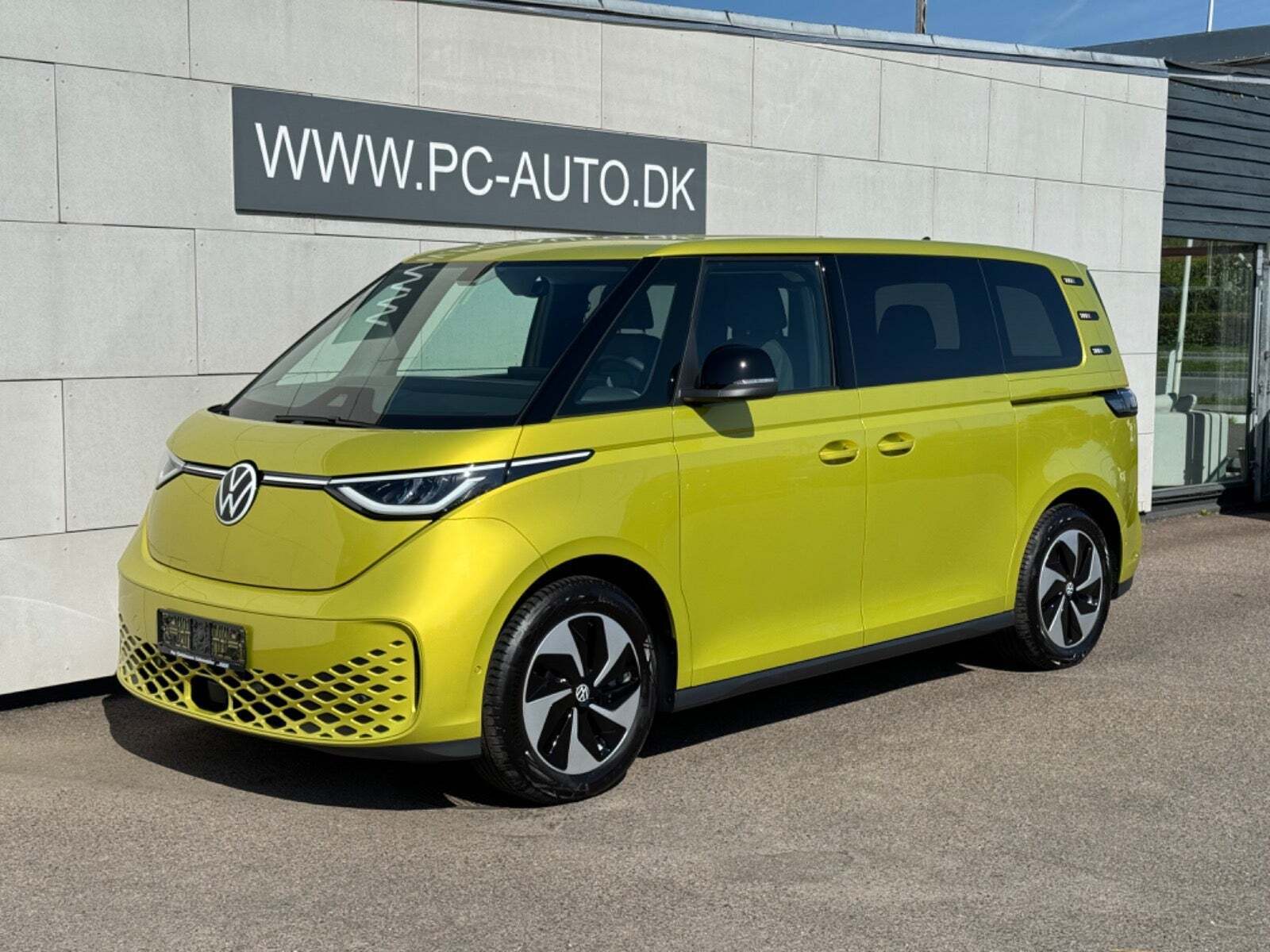 Gul VW ID.Buzz fra 2024 set udefra