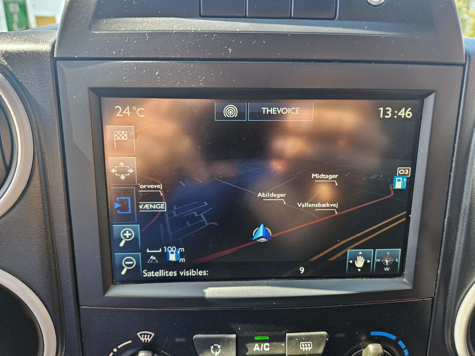 Hvid Peugeot Partner fra 2016 set indefra