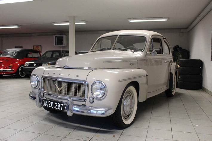 Hvid Volvo PV444 fra 1958 set udefra