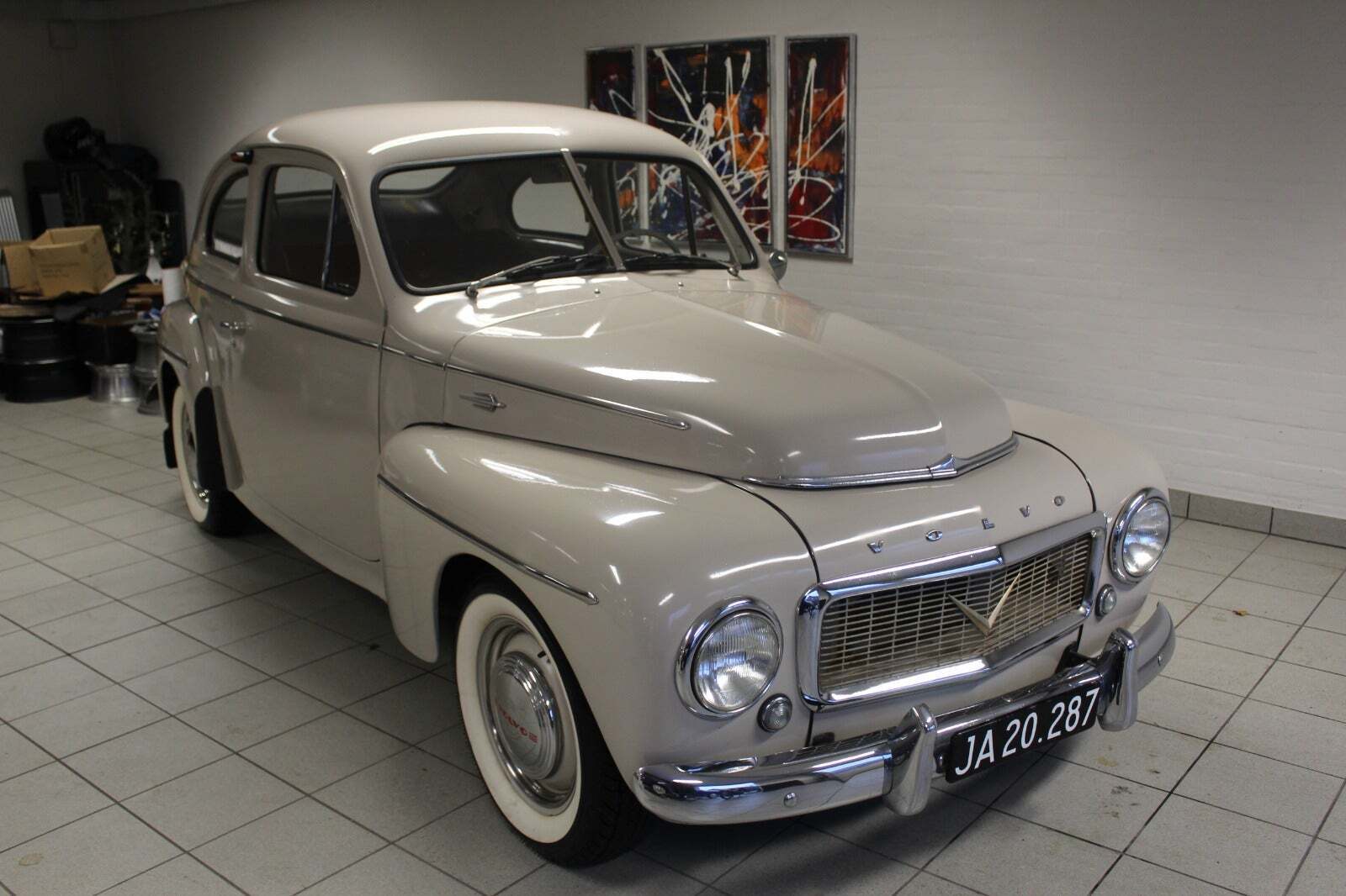 Hvid Volvo PV444 fra 1958 set udefra