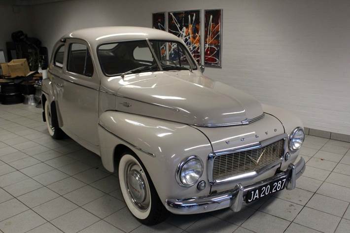 Hvid Volvo PV444 fra 1958 set udefra